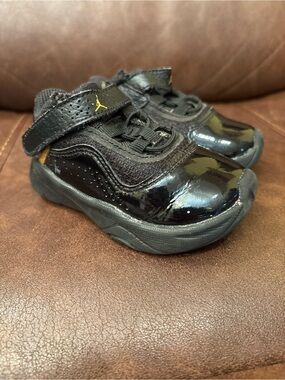 Jordan Toddlers' Black Patent Low-Top Sneakers with Gold Jumpman